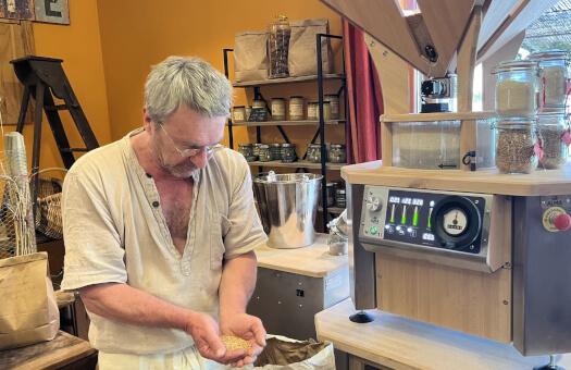 Thierry est boulanger ; blés anciens locaux moulus maison, fermentation longue au levain... un amour de pain boulanger-meunier-moulin-boulangerie