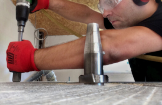 Sébastien lors d'un rhabillage de meules granit sur un moulin MTI70 dans le Trièves Sébastien lors d'un rhabillage de meules granit sur un moulin MTI70 dans le Trièves