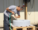 Roger travaille avec soin sur les meules du moulin à céréale 70cm rahbillage-meule-moulin-farine-blanche
