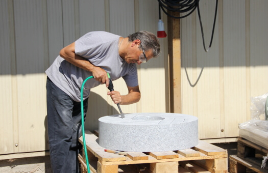 Roger travaille avec soin sur les meules du moulin à céréale 70cm rahbillage-meule-moulin-farine-blanche