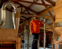 Sébastien en plein tuyauting de haute voltige installateur_meunerie_moulin_a_la_ferme