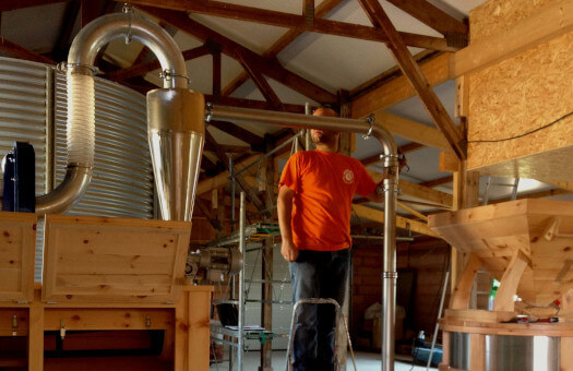 Sébastien en plein tuyauting de haute voltige installateur_meunerie_moulin_a_la_ferme