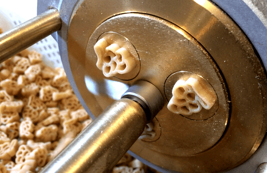 Des pâtes en forme de grappe de raison pour un producteur de pâtes Bourguignon... une idée régionale ! Machine-a-pâtes-selecteur-de-position-en-mode-extrusion