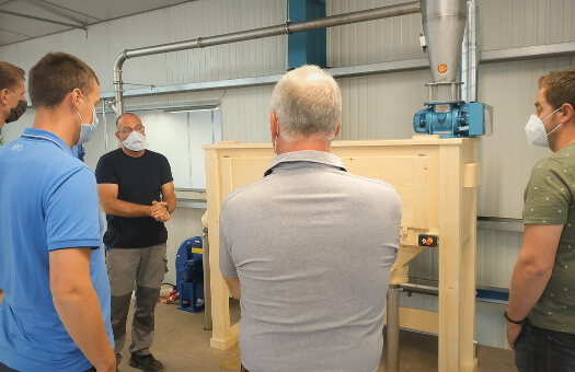 Laurent explique ici la différence des types de tamisage formation_meunerie_meules
