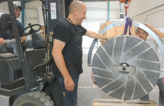 Facilité et Sécurité, la fine équipe à l'oeuvre pince_de_manutention_meules_moulin