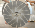 Une des meule du moulin PRO100 moulin_deroule_son_grain_farine
