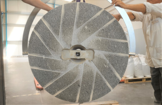 Une des meule du moulin PRO100 moulin_deroule_son_grain_farine