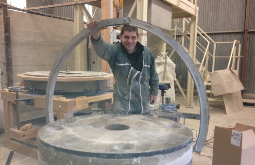 Des meules Ø120cm en suspension lors de l'entretien d'un moulin dans les Ardennes Des meules Ø120cm en suspension lors de l'entretien d'un moulin dans les Ardennes