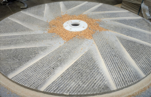 Une des meules du moulin PRO100, la qualité du grain conservée meule_farine_meunerie_minoterie_