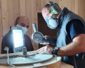 Sébastien et Laurent lors d'un rhabillage de meules granit à l'institut de boulangerie Franck Debieu retaille_meules_moulin_a_farine