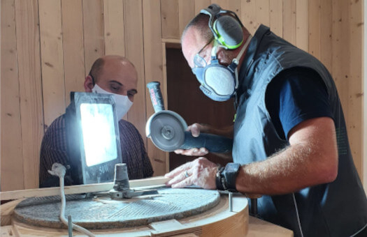 Sébastien et Laurent lors d'un rhabillage de meules granit à l'institut de boulangerie Franck Debieu retaille_meules_moulin_a_farine