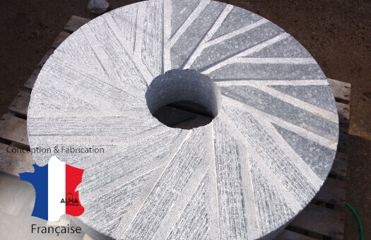 Meule de moulin cereale en cours de travail meule-de-moulin-farine-granit-tarn