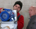 Sébastien et son oncle Pascal sur un assemblage mécanique lors d'une installation de moulin service_maintenance_meunerie