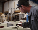 Pierrick lors de la fabrication d'un moulin PRO100 fabricant_moulin_meunerie_meules