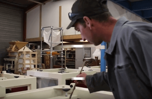 Pierrick lors de la fabrication d'un moulin PRO100 fabricant_moulin_meunerie_meules