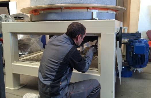 Manuel lors du montage d'un moulin Ø150cm Manuel lors du montage d'un moulin Ø150cm