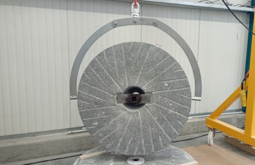 Une seule personne suffit pour la manutention pince_de_manutention_meules_moulin