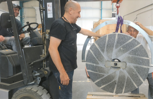 Une partie de l'équipe ALMA PRO au rhabillage de meules Ø100cm pour moulin PRO100 Une partie de l'équipe ALMA PRO au rhabillage de meules Ø100cm pour moulin PRO100